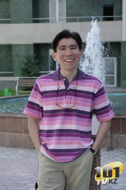 Досым Сатпаев: Над Токаевым постоянно висит дамоклов меч саботажа его решений