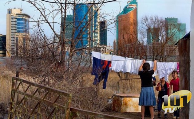 В декабре 2005 года после победы на выборах Назарбаев заявил, что к концу 2015 года каждый казахстанец будет иметь три связки ключей.