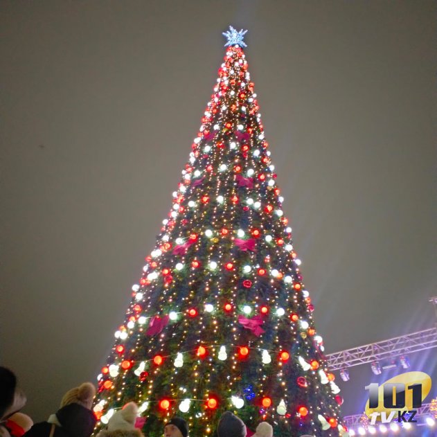 «Елочка – гори!» В Караганде зажгли главную елку города