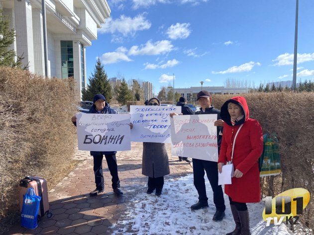 «Своих не кидают!» Военным пенсионерам не дали провести митинг в Астане
